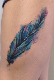 大腿鲜艳的水墨彩色羽毛纹身图案