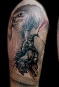 彩色鹰头与骑马武士纹身图案