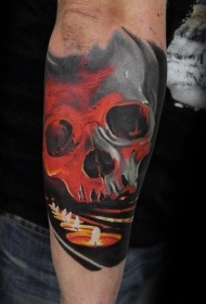 手臂新风格的彩色人头骨和蜡烛纹身图案