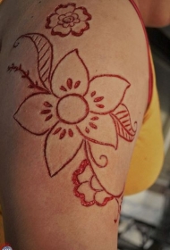肩部割血皮肤划痕的花卉纹身图案