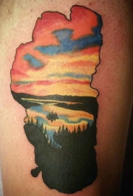 大腿彩色森林湖风景纹身图案