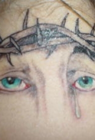 眼睛和荆棘皇冠颈部纹身图案