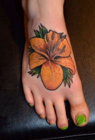女性脚背彩色百合花纹身图案