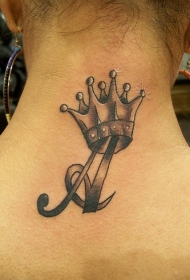 颈部字母和漂亮的皇冠纹身图案