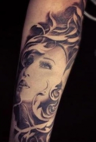 手臂逼真的麦当娜肖像纹身图案