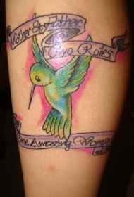 腿部彩色蜂鸟和字母纹身图案