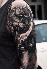 大臂个性的恶魔战士纹身图案