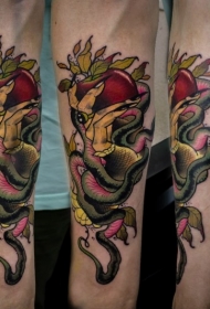 手臂传统色彩的苹果与蛇纹身图案