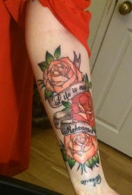 手臂彩色漂亮的玫瑰和铭文纹身图案