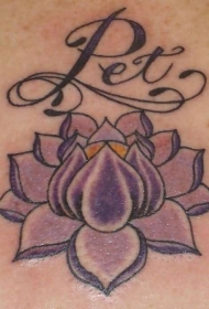 背部彩色莲花与字母纹身图案