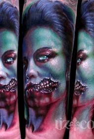 手臂可怕的怪物女人脸纹身图案