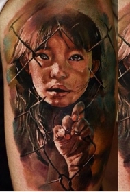 肩部现实主义风格的小女孩与栅栏纹身