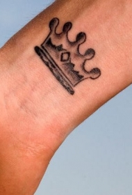 手腕上的小皇冠纹身图案
