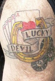 手臂彩色马蹄铁扑克牌和字母纹身图案