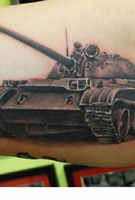 大臂内侧逼真的战斗装甲车纹身图案