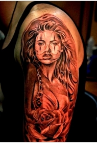 肩部棕色性感女郎与玫瑰纹身图案