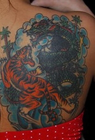 老虎和龙战斗纹身图案