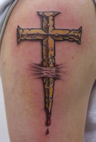 刺破皮肤的金色十字架纹身图案