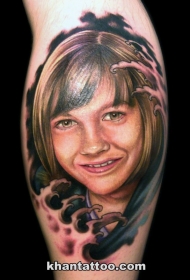 小腿彩色女人肖像纹身图案