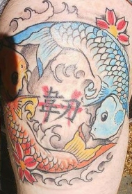 腿部彩色阴阳锦鲤鱼纹身图案