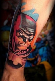小臂漫画风格彩色蝙蝠侠纹身图案