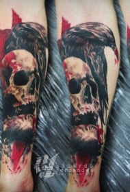 手臂恐怖血淋淋的人类头骨纹身图案