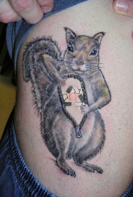 可爱的松鼠与拉链纹身图案