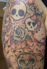 肩部简约花朵与骷髅头纹身图案