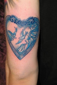 手臂彩色鸽子在心型图案的纹身