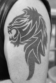 肩部黑色部落的狮子头纹身图案