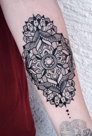 女性手臂黑色大花卉纹身图案