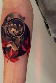 手臂彩色简单狼宇航员纹身图案