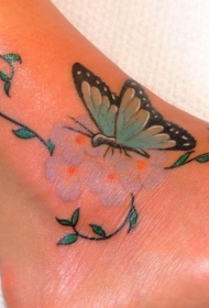 女孩脚部彩色花朵与蝴蝶纹身图案