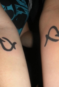 手臂简约黑色相同的友谊符号纹身