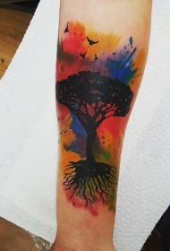 手臂插图式彩色鸟与大树纹身图案