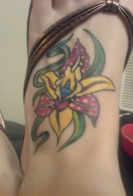 脚背彩色鲜艳的兰花纹身图案