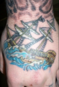 手部彩色的帆船海洋纹身图片