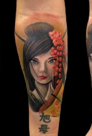 手臂新日本传统女人画像和文字纹身