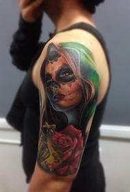 肩部彩色墨西哥女人肖像和花朵纹身