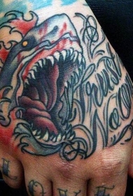 old school手背可怕的血淋淋鲨鱼字母纹身图案