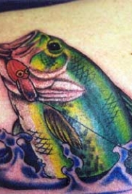 绿色的鱼上钩纹身图案