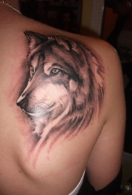 肩部逼真的自然狼头纹身图案