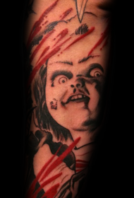 手臂恐怖电影娃娃与血腥条纹纹身图案