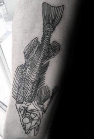 手臂线条超精细的鱼骨纹身图案