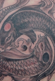 背部棕色阴阳八卦鱼纹身图案