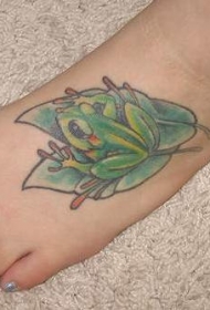 脚部彩色叶子上的青蛙纹身图案