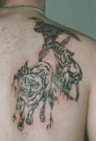 背部狼和鹰的纹身图案