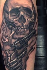 手臂吸烟的人类头骨与手枪纹身图案