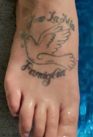 j脚部意大利字母与鸽子纹身图案