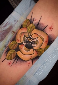 小臂彩色典型玫瑰与羽毛纹身图案